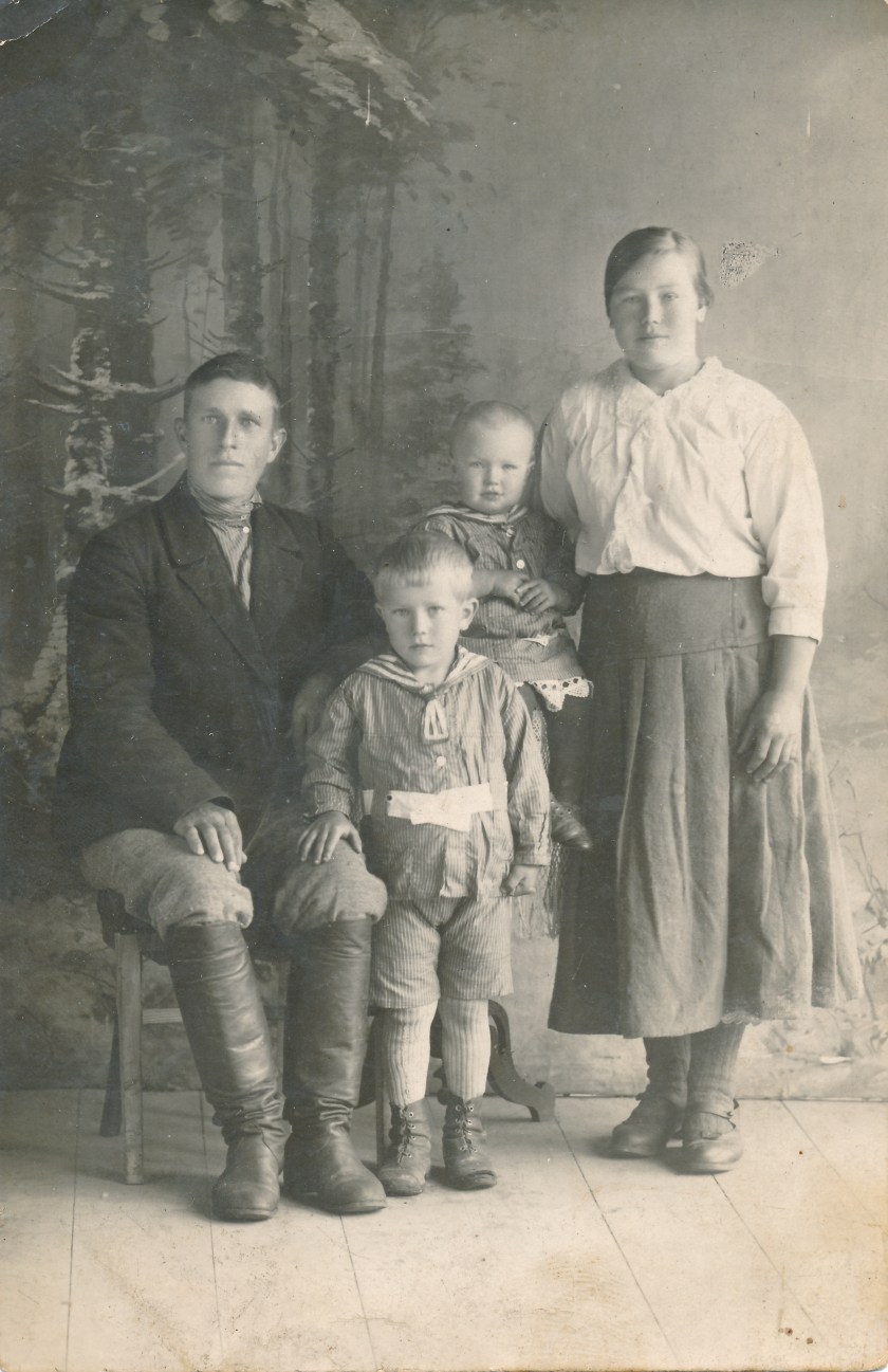 Силис Янис с женой с сыновьями 1924 год