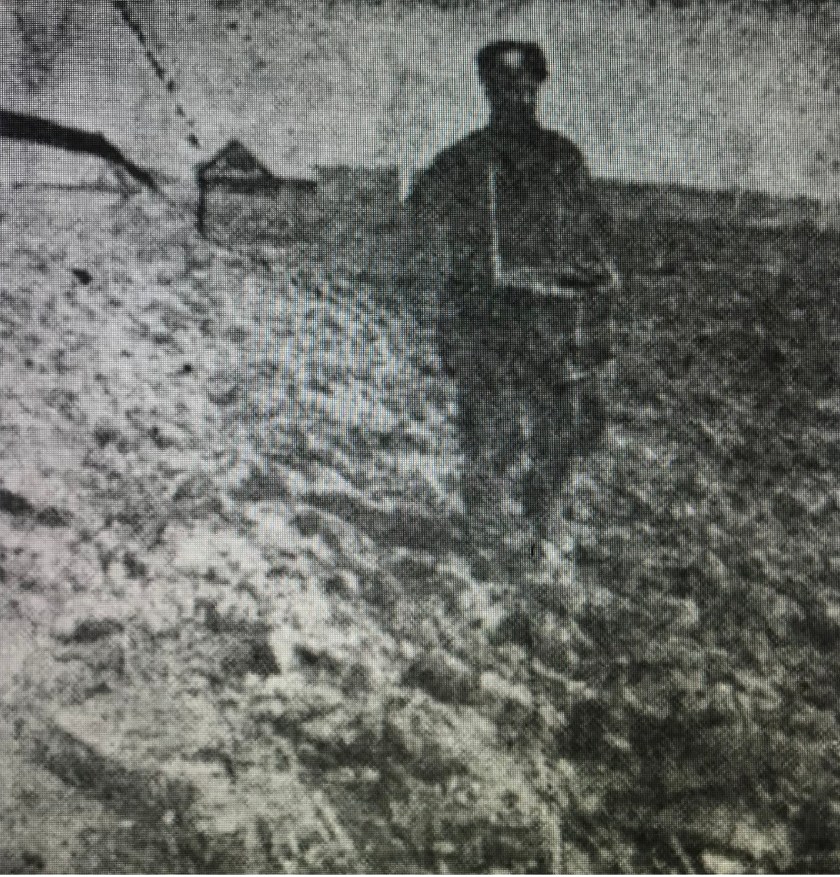 Колхозник ГАЙСМА сеет рожь. Сентябрь 1933 года.