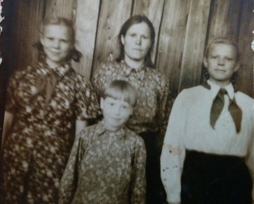 Текля с дочками в д.Малиновка